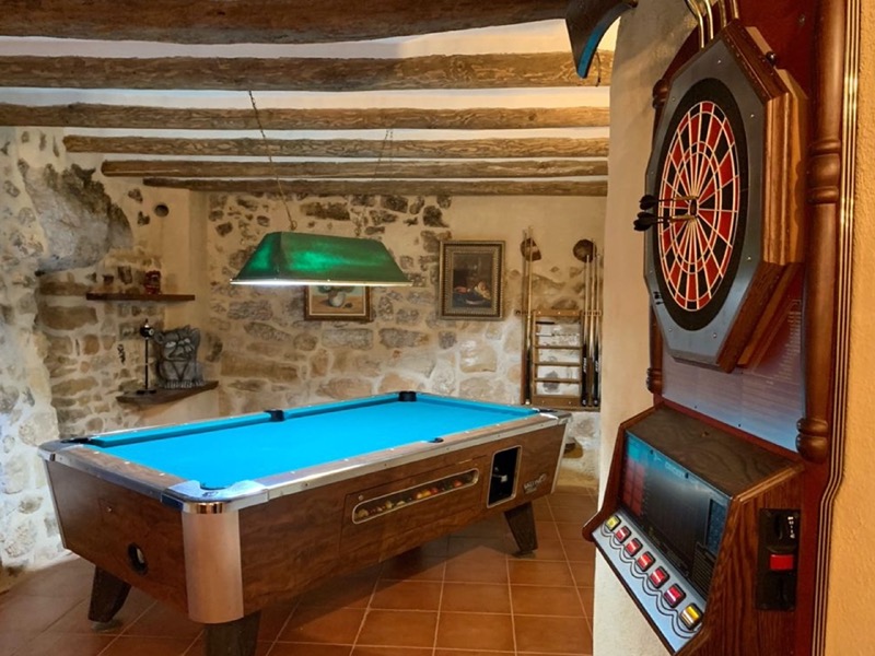 Sala común de El Rinconcito con mesa de billar